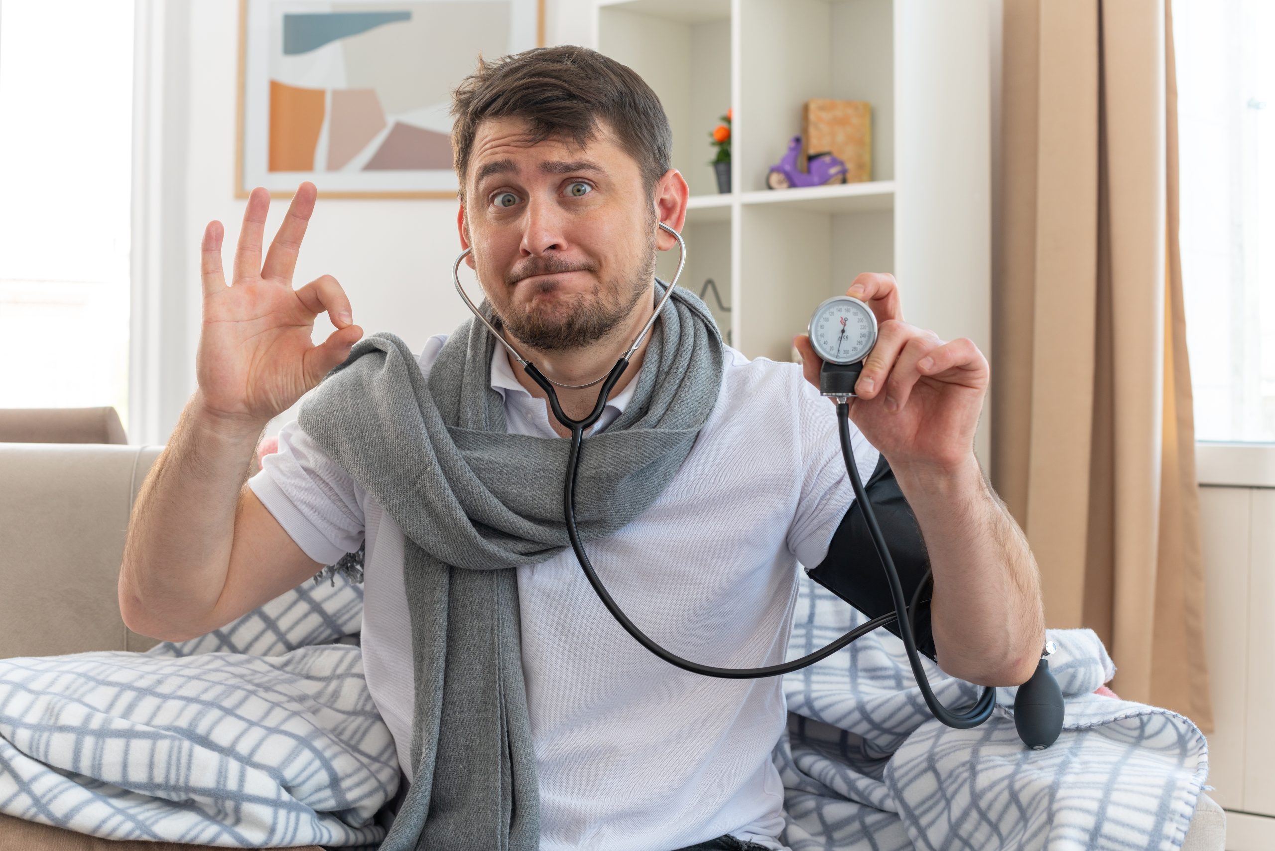 בחור עם מד לחץ דם